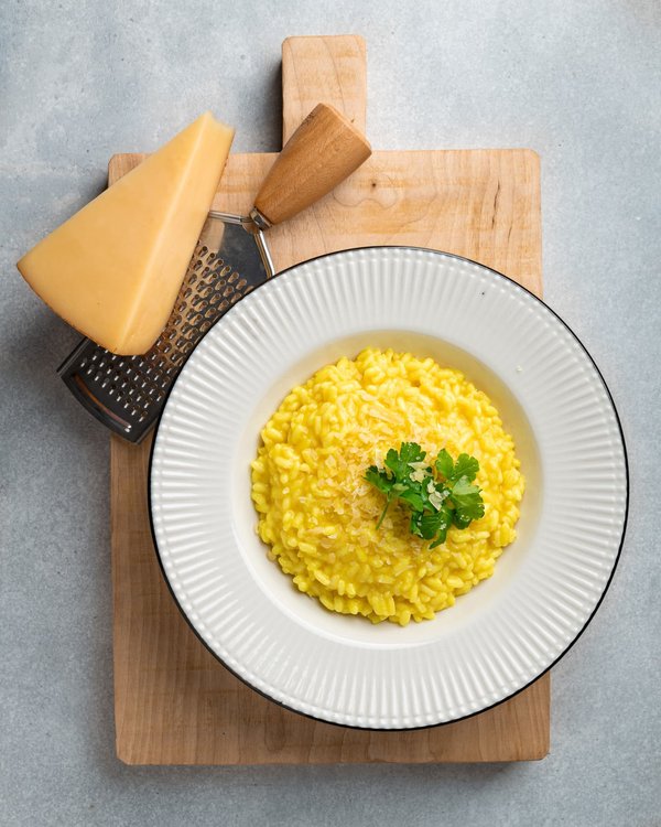 Quali sono i passaggi per un risotto al limone con gamberetti e zucchine?