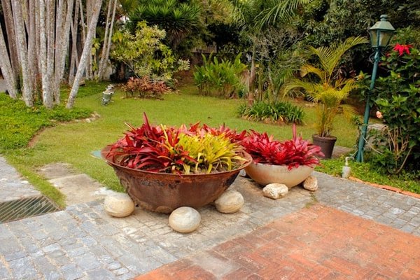 Come realizzare un camminamento esterno rialzato per collegare differenti aree del giardino?