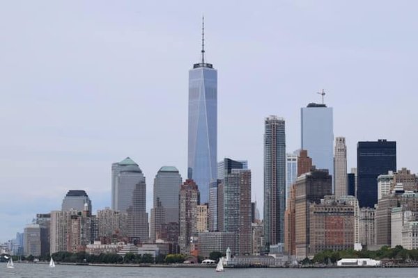 Come posso valutare l'opportunità di acquistare un immobile fronte mare per trasformarlo in lussuosi appartamenti in Liguria?