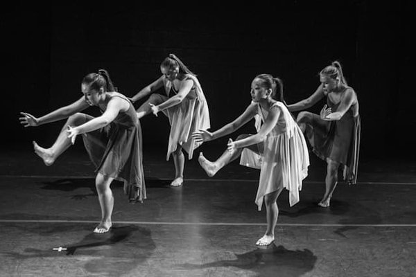 Quali sono i benefici della danza contemporanea per l'equilibrio emotivo?