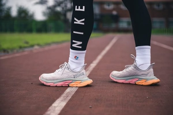 Come scegliere il giusto tipo di scarpe da corsa che si adatti alla moda attuale?