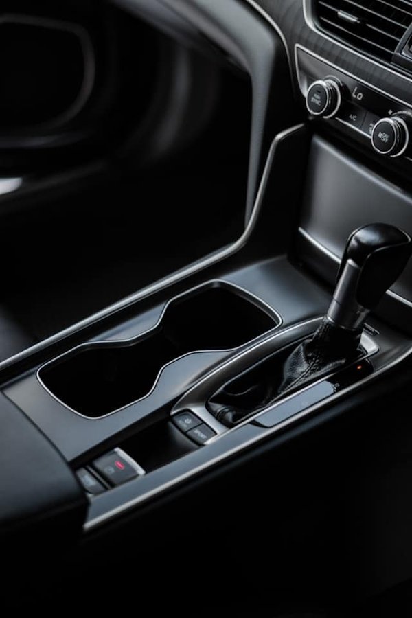 Qual è il processo per sostituire i liquidi di trasmissione in un'auto automatica?